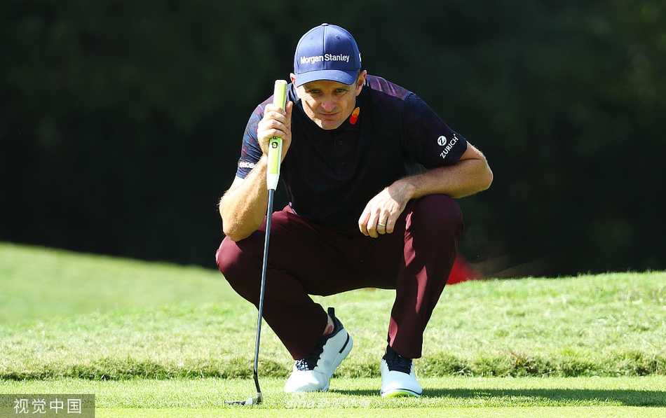 汇丰冠军赛次日菲茨帕特里克展精准球技半程领先 麦克罗伊强势紧随 身着红色上衣的球员在沙坑中处理困难球位,沙土飞扬,展现了高尔夫比赛中的挑战瞬间