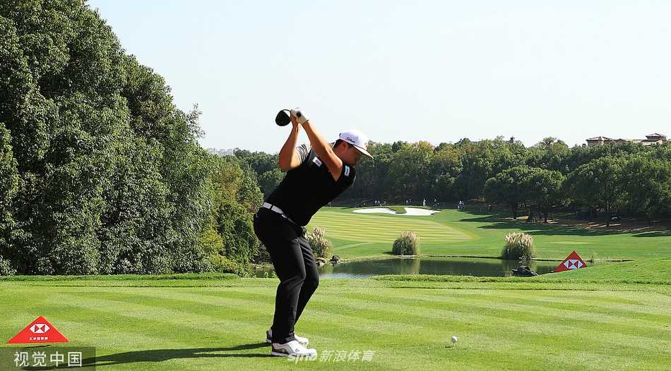 汇丰冠军赛次日菲茨帕特里克展精准球技半程领先 麦克罗伊强势紧随 赛事工作人员在果岭旁仔细整理旗杆,确保比赛每一个细节都完美无缺