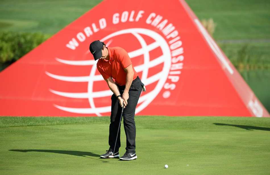 佘山国际高尔夫俱乐部全景，蜿蜒的球道、清澈的水障碍与连绵的绿丘在蓝天下构成一幅壮丽的画卷