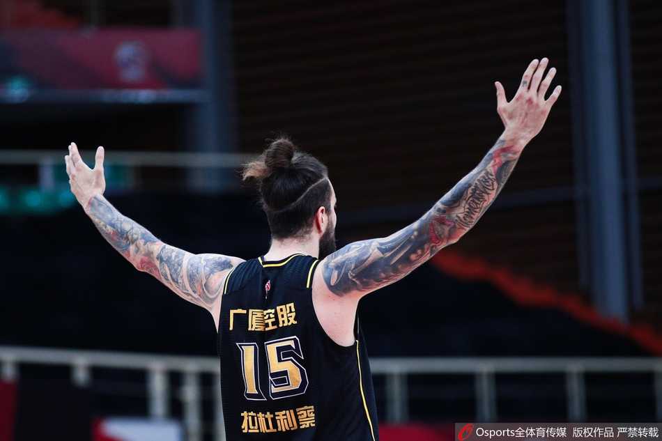 尽管新疆队面临重重困难，但队长阿不都沙拉木此役挺身而出，他在底角面对防守坚决出手，三分精准入网，用一次次得分串联起球队的进攻。