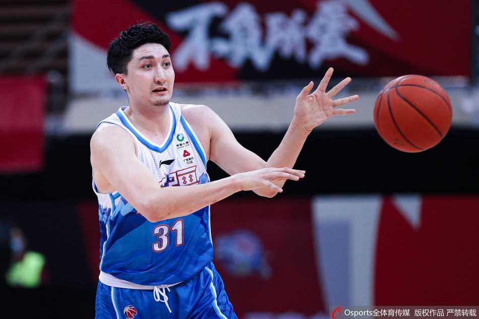 新疆小将齐麟下半场彻底爆发，他在三分线外张手命中，眼神中充满了不服输的倔强，一度率领球队掀起反攻的浪潮。