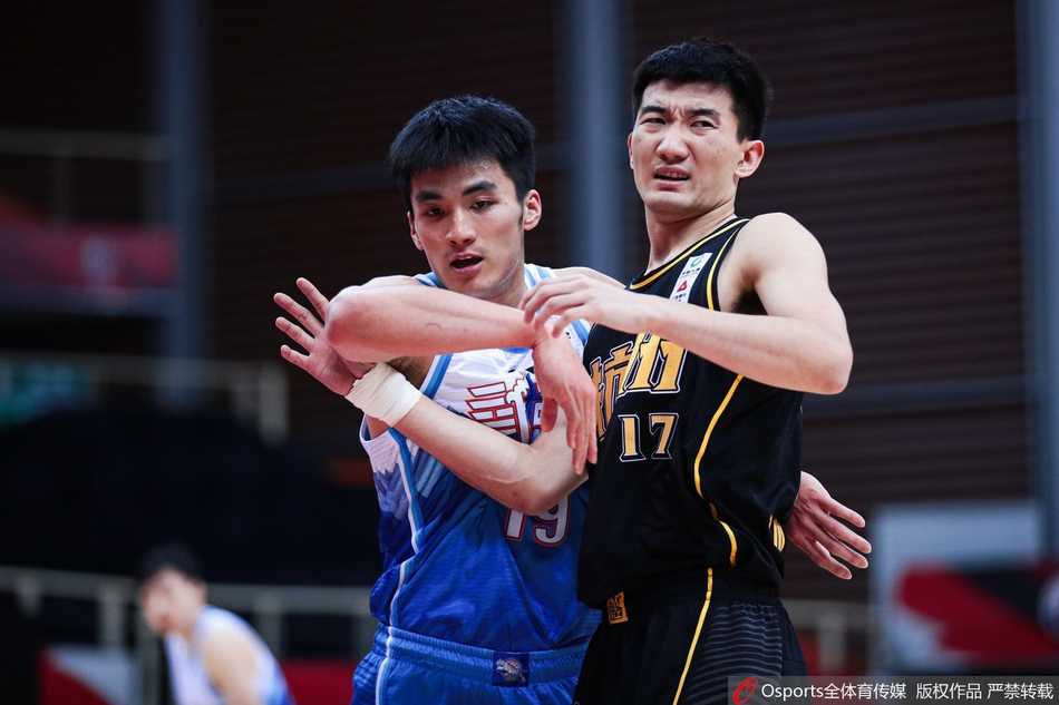 广厦后卫冯欣在新疆队高压防守下毫无惧色，他借助掩护后急停跳投，手起刀落稳稳命中两分，是球队上半场能够保持领先的关键先生。