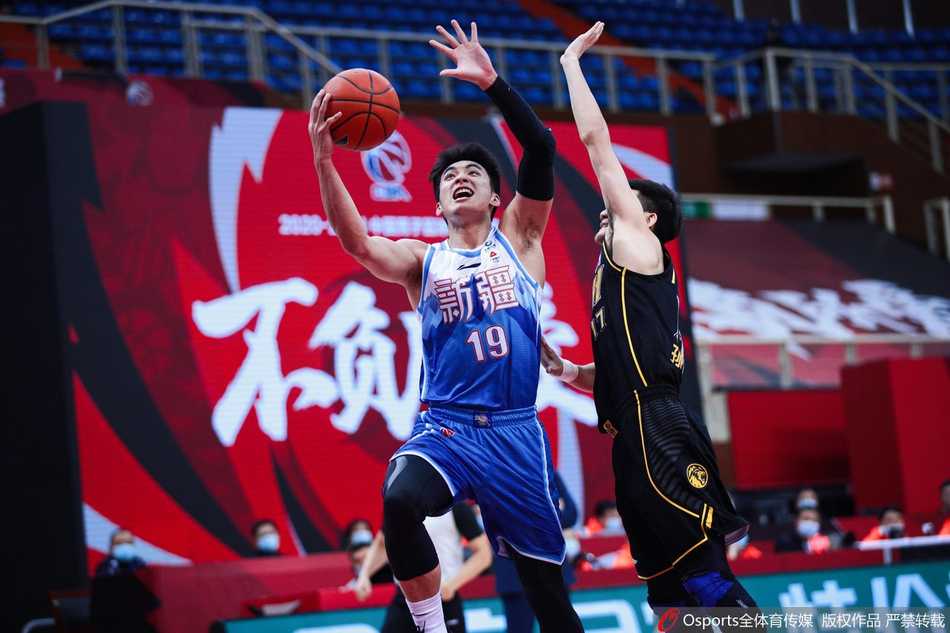 比赛最后时刻，赵岩昊如同灵动的刺客，持球突破杀入新疆队人缝之中，完成一次高难度的挑篮，彻底杀死了比赛的悬念。