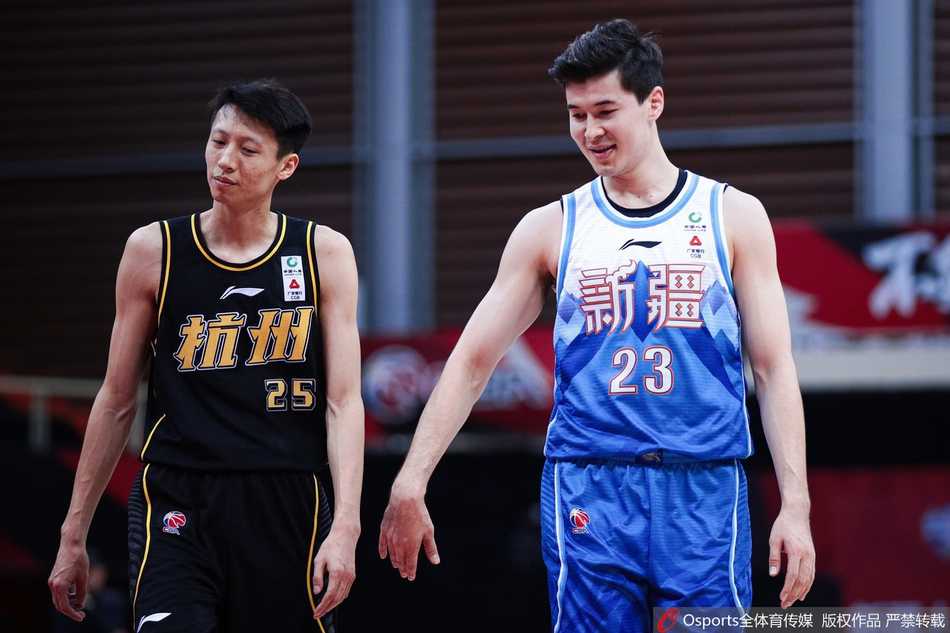 面对广厦队的重重包夹，新疆外援莫泰尤纳斯奋力将球举过头顶，他全场拼下19个篮板，展现了孤胆英雄般的顽强与无奈。