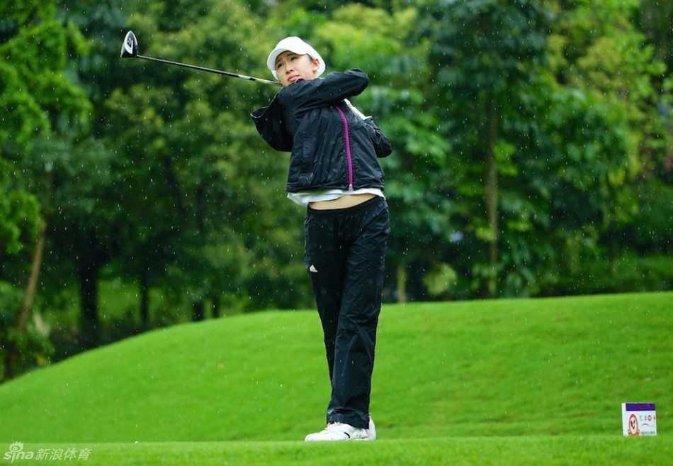 比赛现场热闹非凡，青少年球手与家长们齐聚一堂，共同感受高尔夫运动的热情