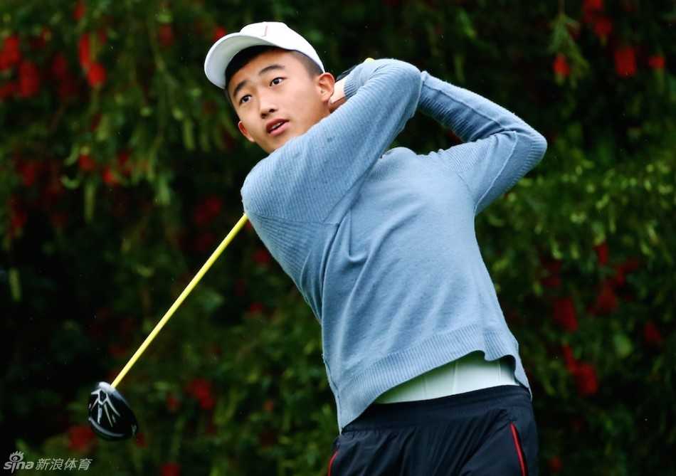 青少年女球手优雅完成开球动作，球杆划破雨幕，身影充满力量与美感