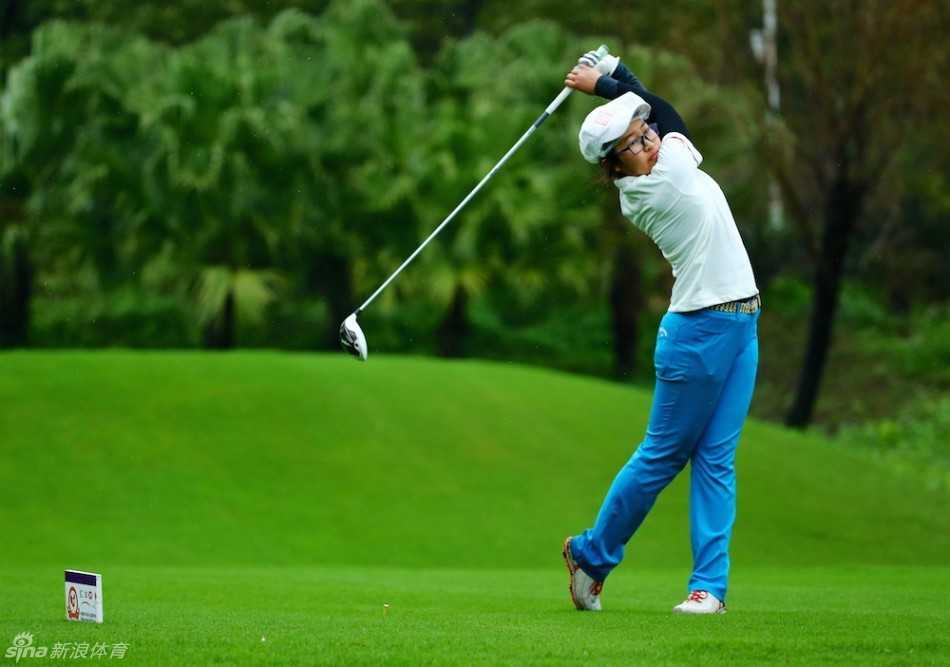 一位小球员正接受专业指导，教练手指远方，两人在绿茵场上交流战术