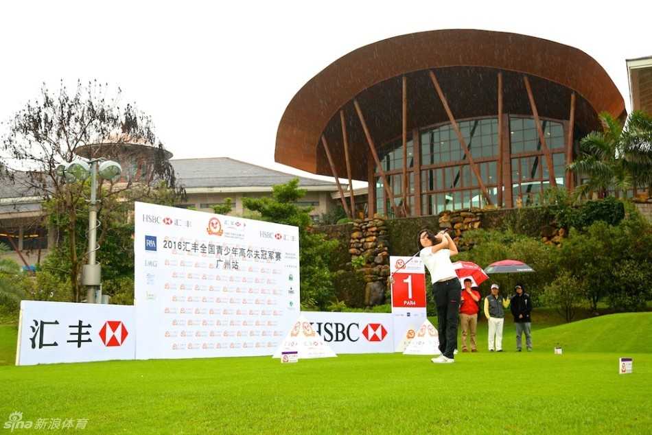 高尔夫球抛向空中，象征比赛正式开始，背景是整齐列队的青少年球手