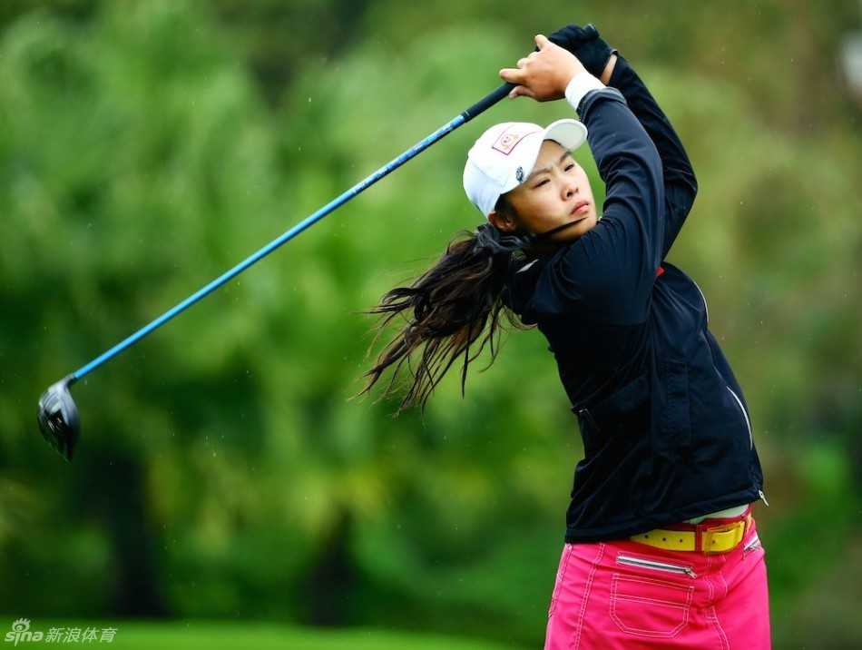 小球员挥杆瞬间的动态抓拍，动作流畅完整，充满青春的活力与动感