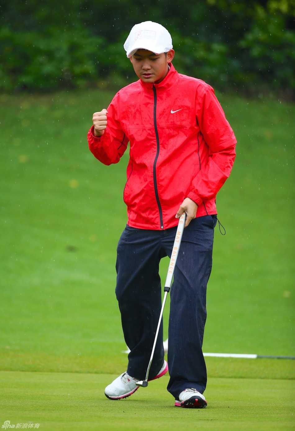 冠军奖杯在颁奖台上熠熠生辉，等待着小主人将其举起的光荣时刻