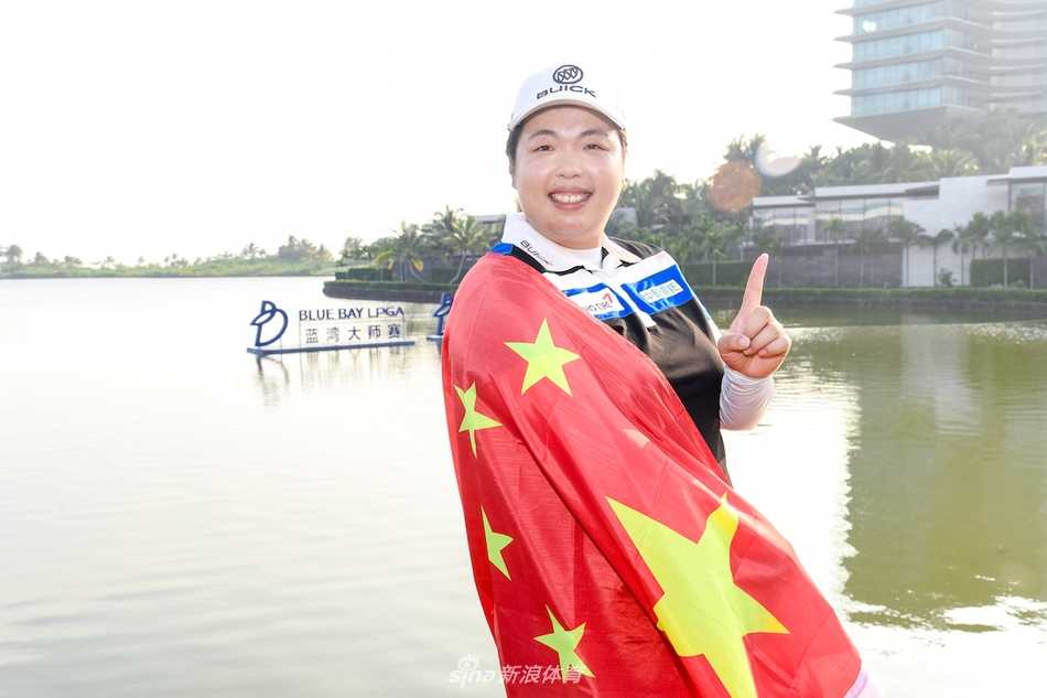 夺冠后，冯珊珊深情亲吻冠军奖杯，眼神中充满无限热爱与感慨，奖杯闪耀着她一路走来的荣光。