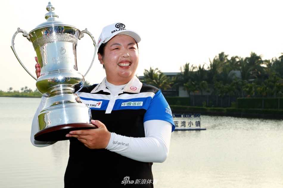 颁奖仪式上，冯珊珊从嘉宾手中接过精美的冠军奖杯，双方脸上都洋溢着喜悦与祝贺之情。