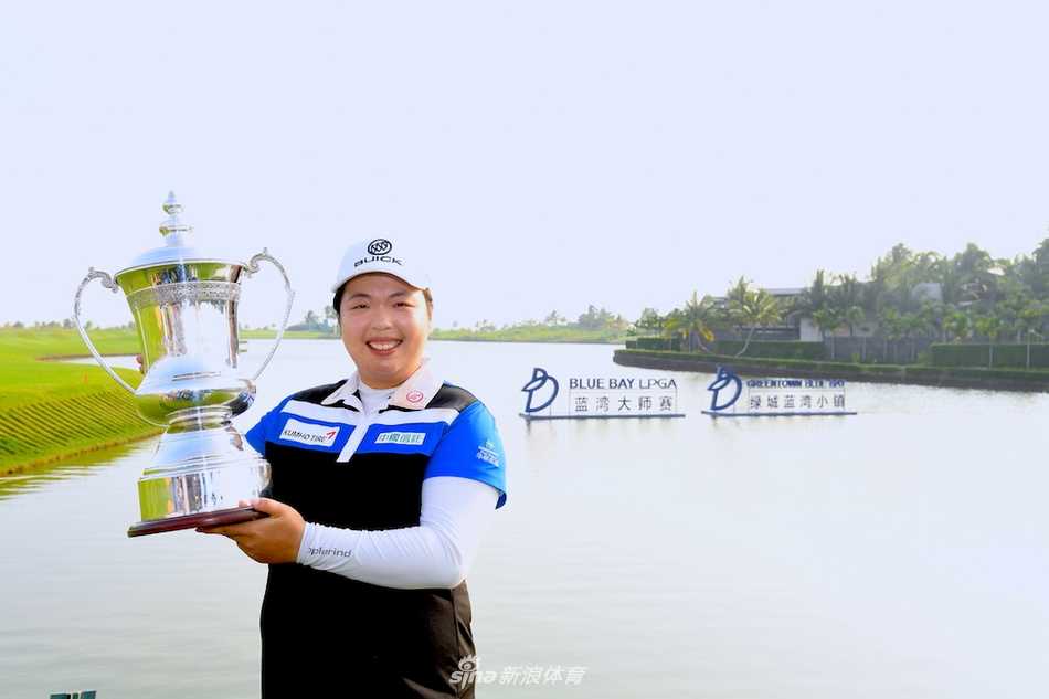 冯珊珊与母亲在果岭旁紧紧相拥，母亲的笑容里满是欣慰与骄傲，这一幕温情画面令人动容。