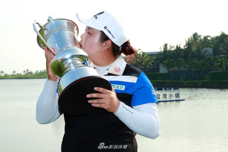 冯珊珊与队友黎佳韵开心拥抱，共享胜利喜悦，展现了国家队队员之间深厚的情谊与团结精神。