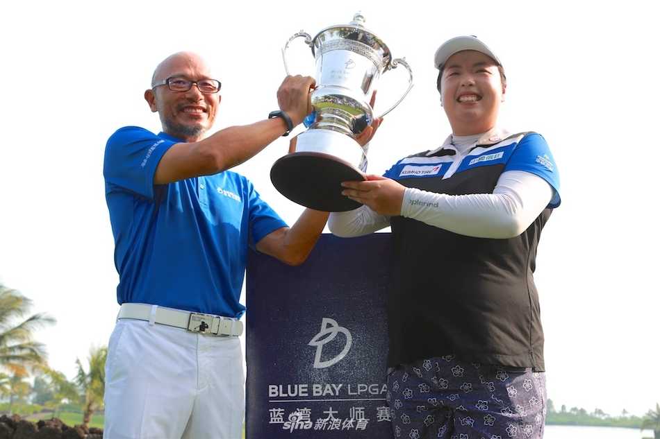 冯珊珊站在颁奖现场中央，手捧奖杯发表夺冠感言，神情激动而真诚，深深感谢团队与球迷的支持。