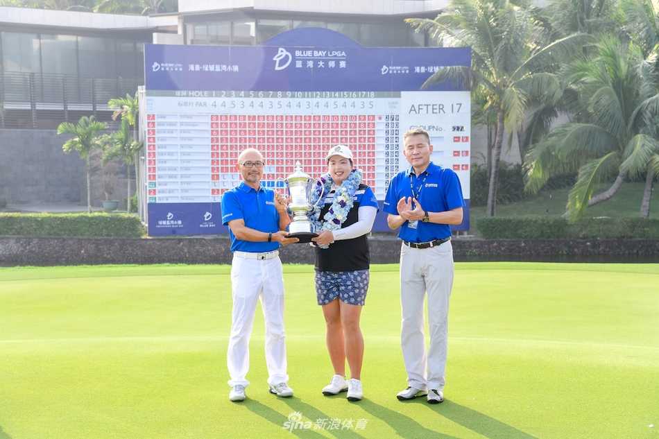 夺冠时刻，兴奋的团队成员向冯珊珊喷洒香槟庆祝，她笑着接受这份甜蜜的“洗礼”，尽情享受胜利的狂欢。