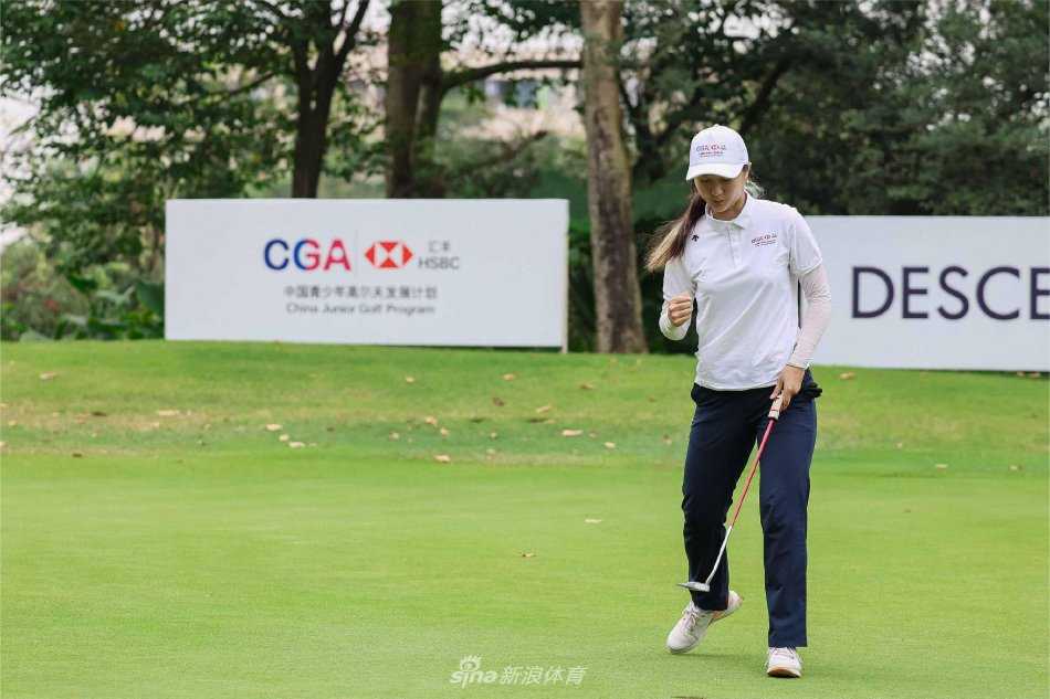 冯子涵与颁奖嘉宾握手瞬间，她微微鞠躬，眼神谦逊而坚定，充满了对前辈的尊重与对未来的自信。