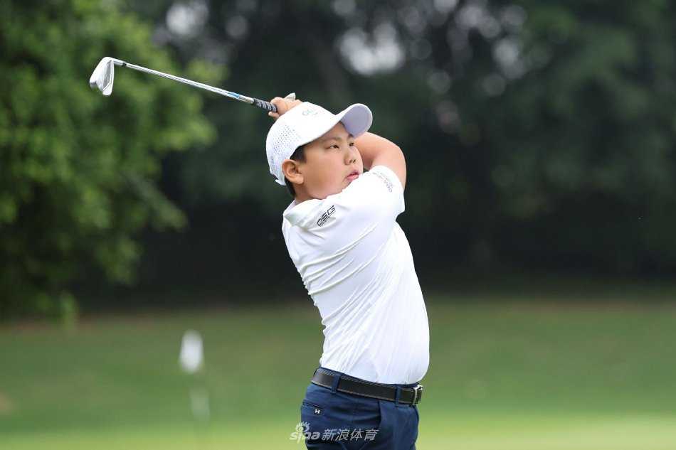 团队赛冠军队伍紧紧相拥，金色的奖牌在阳光下熠熠生辉，团队成员脸上写满了团结协作带来的巨大喜悦。