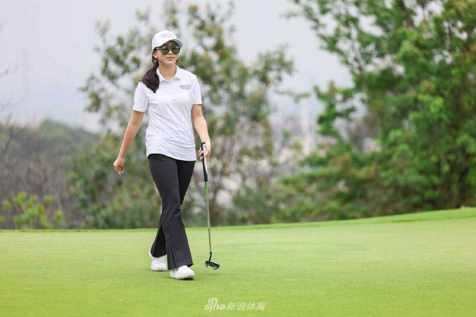 颁奖嘉宾为小球员佩戴奖牌，两人相视而笑，画面温馨，象征着高尔夫运动精神的传承与接力。