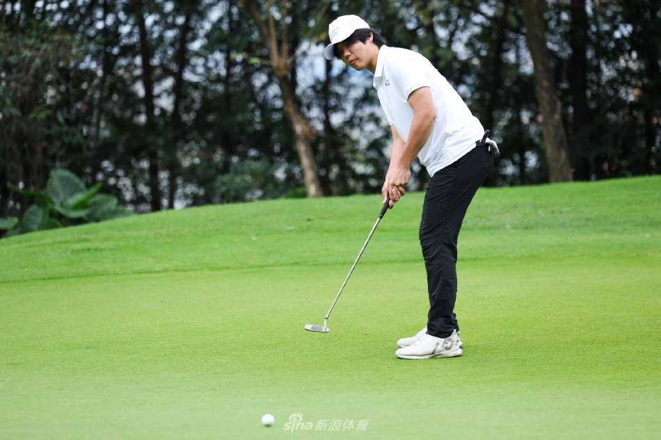 B组获奖者们集体将帽抛向空中，彩色的帽子在空中飞舞，瞬间定格了专属于他们的青春狂欢与胜利庆典。