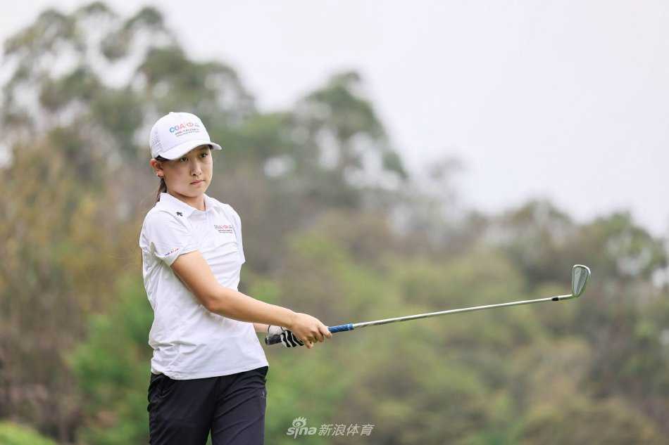 冠亚季军三位小球员一同站在领奖台最高处，三面国旗图案在他们的服装上交相辉映，展现少年强则国强的气概。