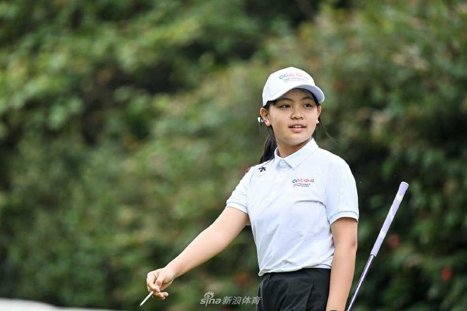 全体人员面向镜头挥手致意，背景是宽阔的球场，画面充满动感与希望，寓意着旅程结束也是新征程的开始。