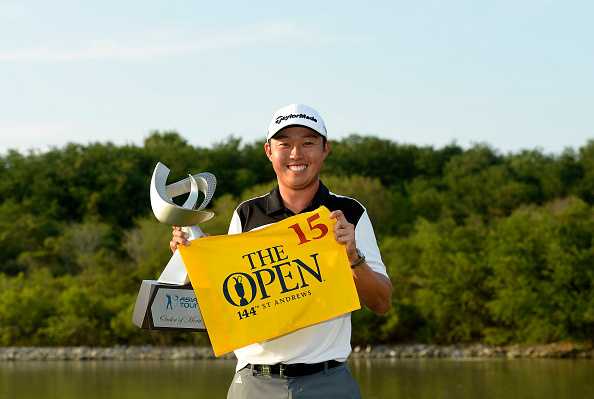 维斯特伍德在第十八洞果岭优雅推杆，背景是泰国的标志性佛塔，东西方文化在此刻因高尔夫而交融。