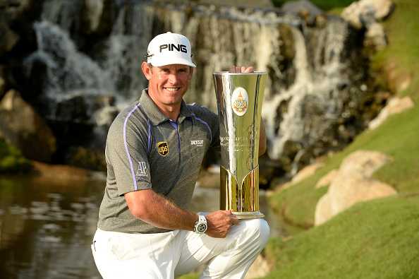 李·维斯特伍德在泰国锦标赛决赛轮中，目光坚毅地凝视球道，展现出‘白老虎’的专注与霸气。