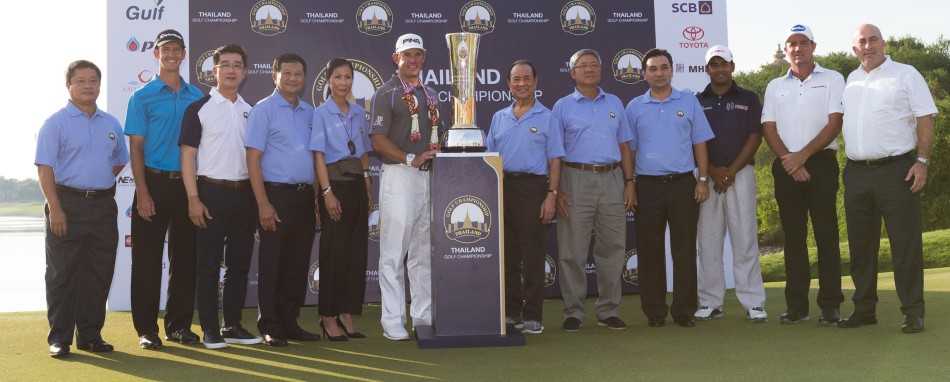 吴阿顺在练习果岭上进行推杆练习，神情认真，为赛事做最后的准备与调整。
