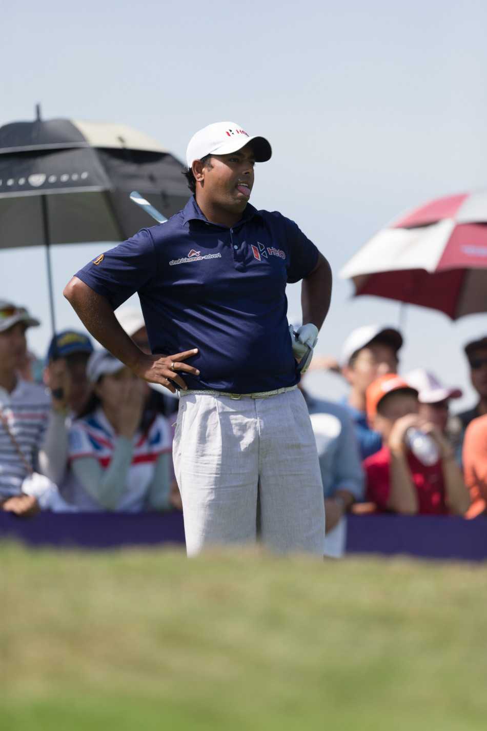 维斯特伍德与同场竞技的知名球员在果岭上并肩而立，友好交流，体现高尔夫运动的绅士精神与友谊。