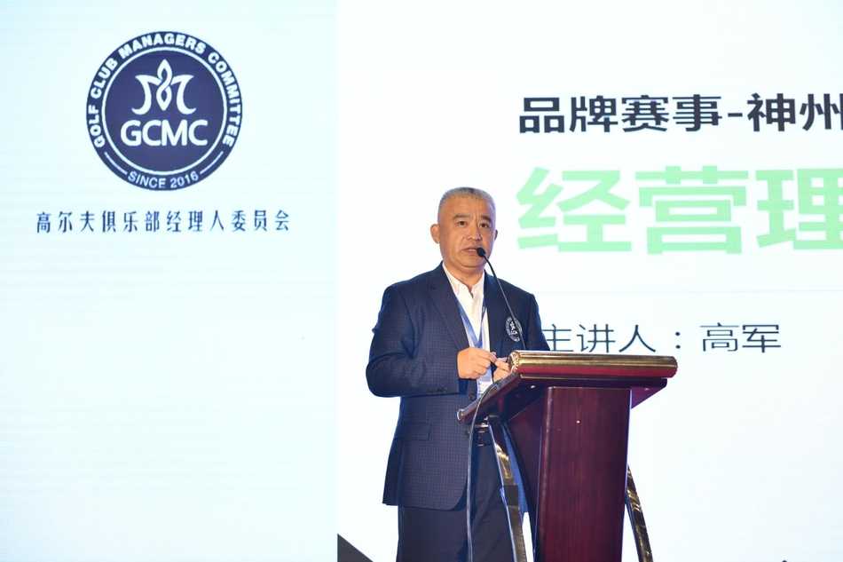 大会欢迎晚宴现场灯光璀璨，与会经理人们举杯交流，背景的编钟艺术装置诉说着悠久的荆楚文化