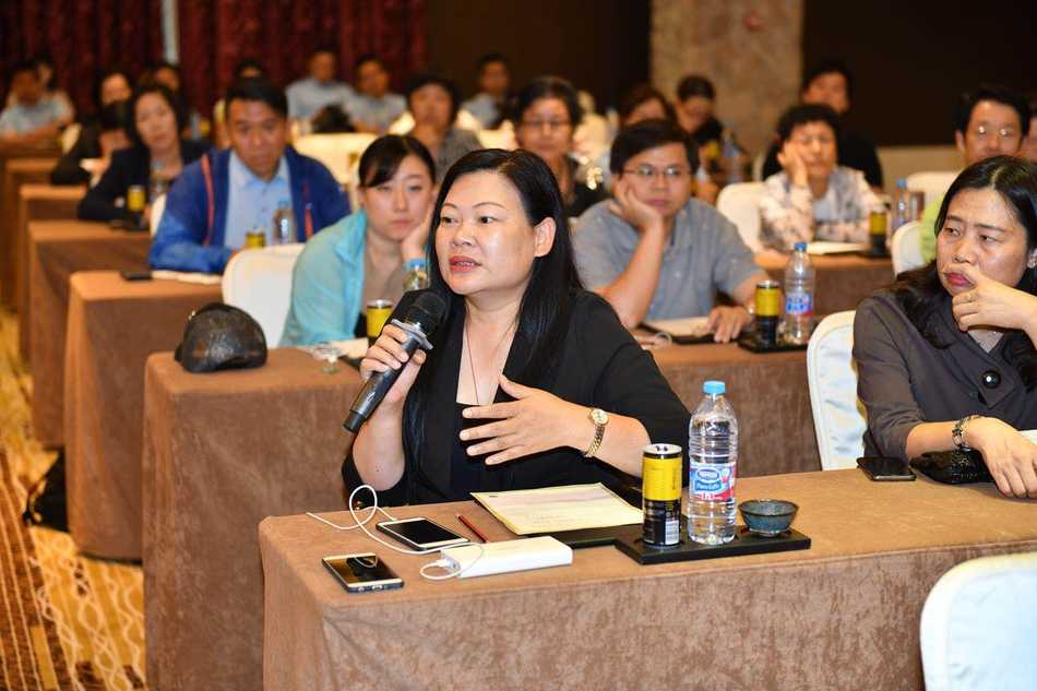 成都蓝光观岭球会总经理龚德云在论坛上发表演讲，分享其在赛事创新与俱乐部经营方面的独到见解