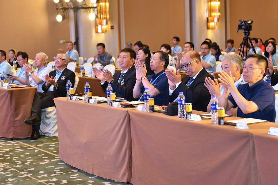 与会嘉宾与经理人们在论坛结束后合影留念，共同记录下这次在武汉汇聚思想、共谋发展的重要时刻