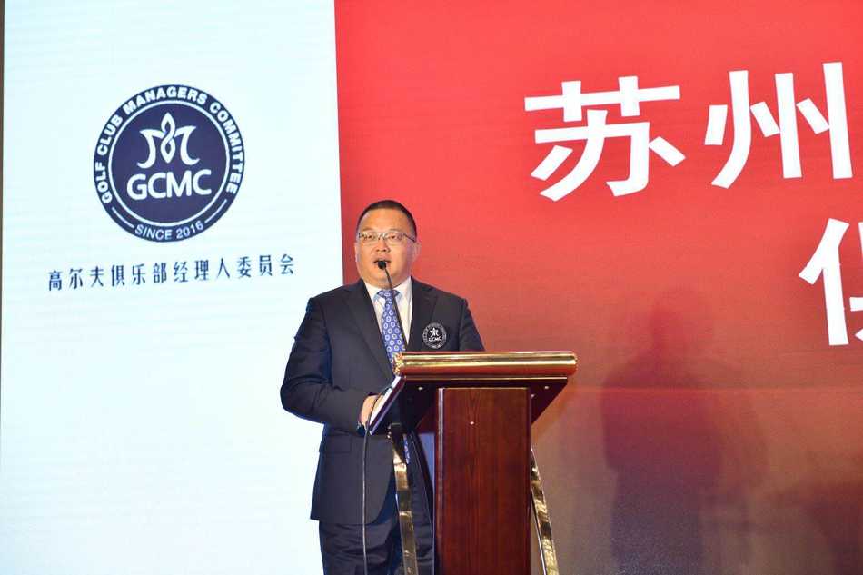 驿山高尔夫俱乐部天幕广场的欢送晚宴现场，人们惬意交谈，背景是球场优美的夜色，气氛温馨而热烈