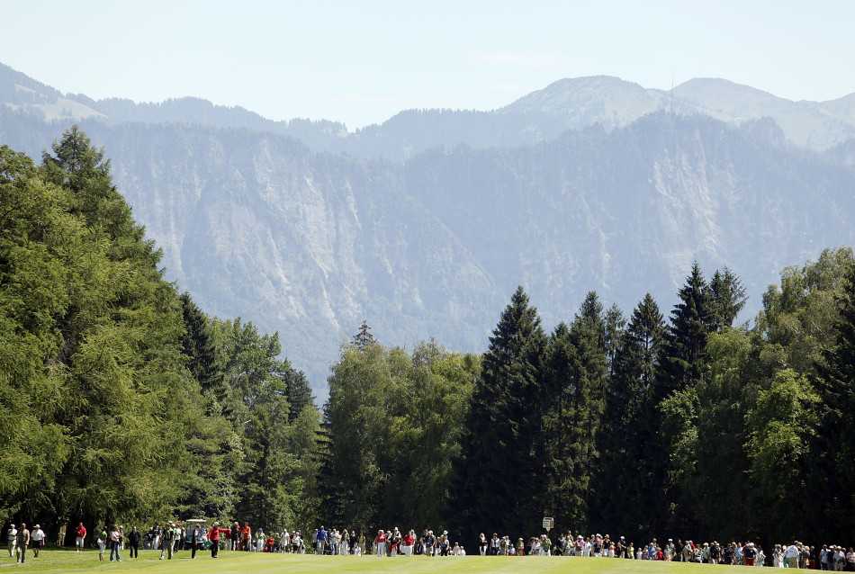 欧洲元老巡回赛激烈战况，一位资深职业球员在沙坑中精准救球，瞬间激起一片沙浪。