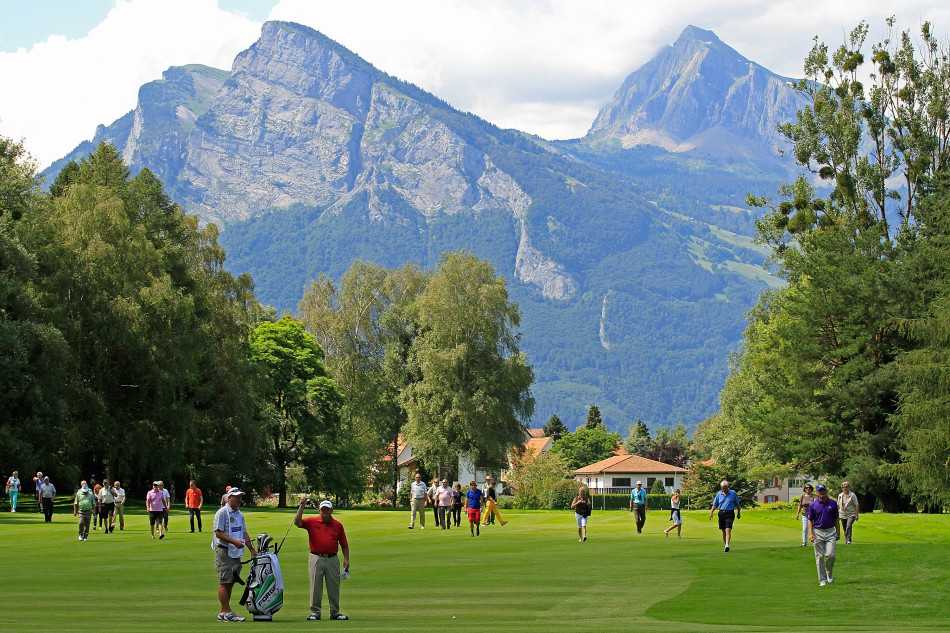 夕阳为整个巴德拉加兹球场披上金色外衣，一名球员完成最后一推，在壮丽山景前留下完美剪影。