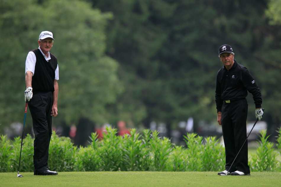 经典木质风格的俱乐部会所内景，球员们赛后在此放松交流，尽显高尔夫运动的社交魅力。