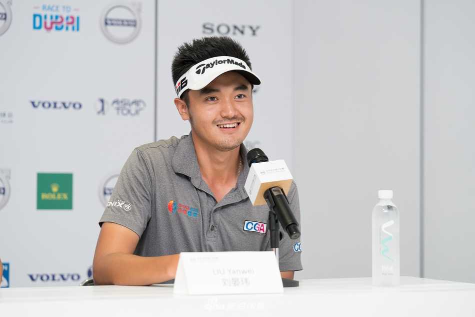 中国名将吴阿顺侧耳聆听提问，神情专注，展现出职业球员严谨认真的专业态度。