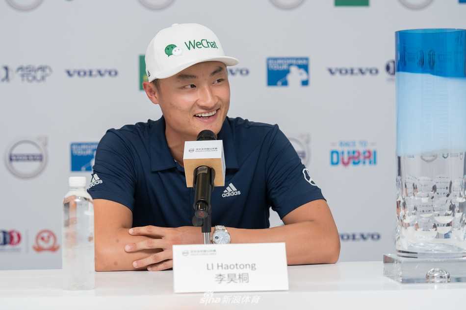 14岁业余小将匡洋认真练习推杆，年轻的脸庞上写满了对大赛的专注与对高球梦想的纯粹追求。