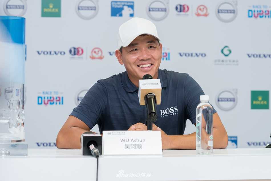 法国名将亚历山大-列维在发布会上认真发言，国际球星的风采为赛事增添了浓厚的国际化氛围。