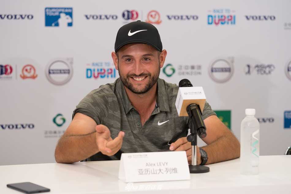 新闻发布会现场全景，中外球员齐聚一堂，背景板上的赛事标识醒目，预示着又一场高尔夫盛宴即将开启。