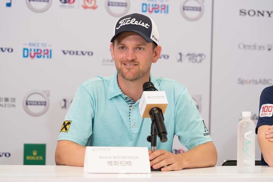 李昊桐在练习果岭上俯身仔细观察球线，阳光洒在他的身上，勾勒出冠军球员追求极致完美的背影。