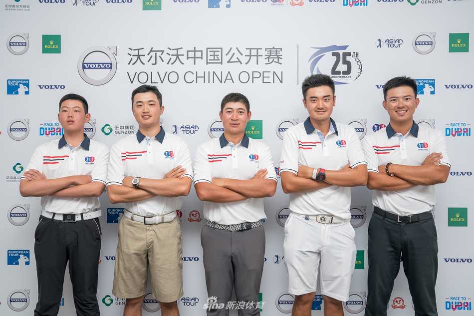 奥地利球员本德-维斯伯格在练习场大力开球，瞬间爆发的力量与完美的挥杆轨迹被镜头永恒定格。