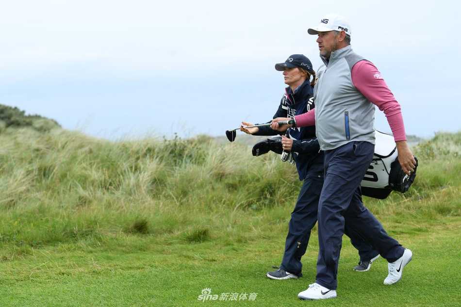 皇家伯克戴尔荣耀时刻:劳瑞捧起葡萄酒壶的辉煌征程 肖恩·劳瑞在第十八洞果岭上高举双臂,仰天怒吼,身后是沸腾的观众与苍茫的暮色,胜利的激情在此刻彻底释放