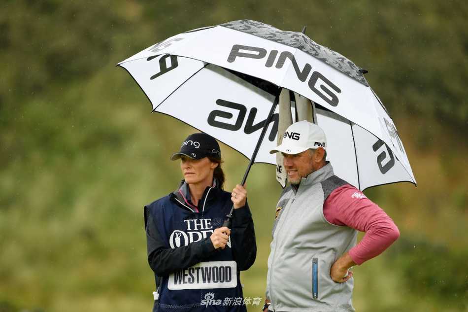 皇家伯克戴尔荣耀时刻:劳瑞捧起葡萄酒壶的辉煌征程 劳瑞在沙坑中全神贯注地准备击球,身影在沙坑壁的阴影下显得轮廓分明,沙粒飞扬的瞬间凝聚了巨大的力量与专注