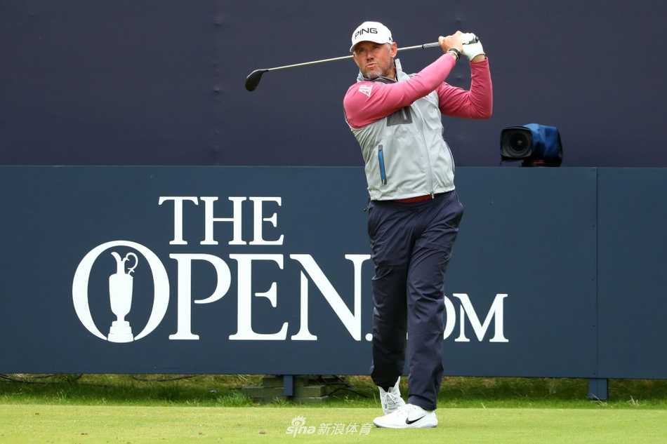 皇家伯克戴尔荣耀时刻:劳瑞捧起葡萄酒壶的辉煌征程 劳瑞与弟弟紧紧相拥,两人闭目低头,额头相抵,分享着这份血脉相连、并肩战斗后的无上喜悦与艰辛