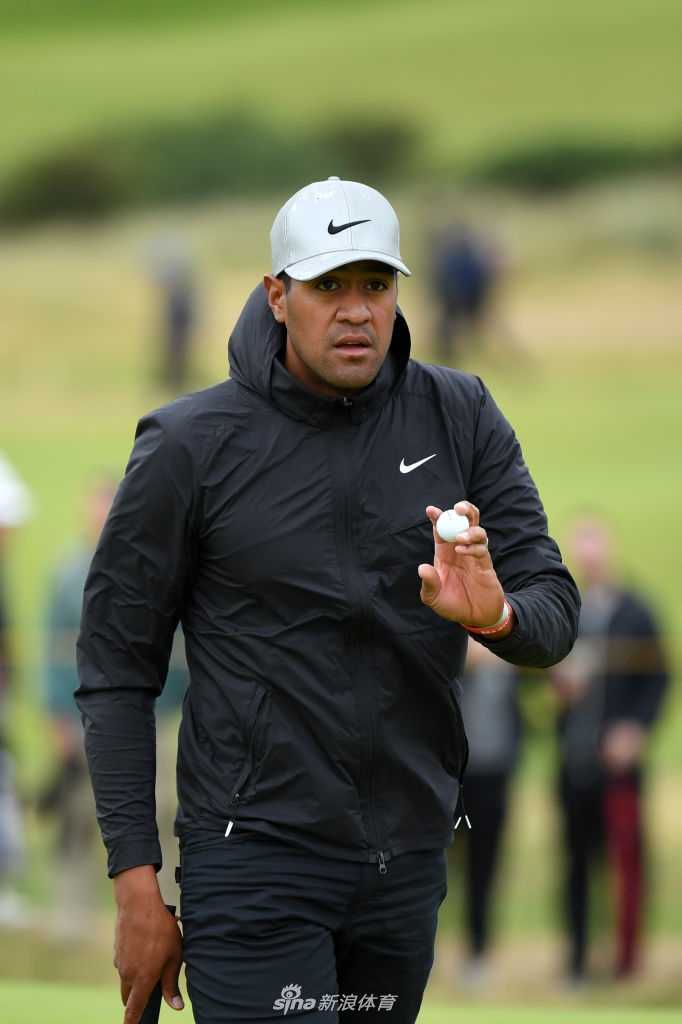 皇家伯克戴尔荣耀时刻:劳瑞捧起葡萄酒壶的辉煌征程 冠军奖杯葡萄酒壶被劳瑞深情亲吻,壶身倒映着他喜悦的面容与现场璀璨的灯光,仿佛盛满了所有奋斗的故事