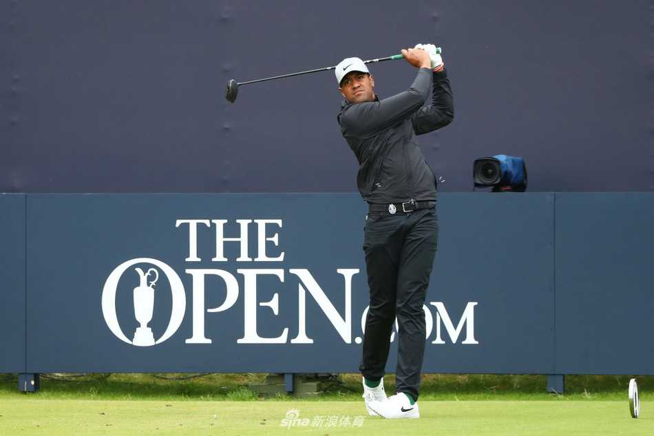 皇家伯克戴尔荣耀时刻:劳瑞捧起葡萄酒壶的辉煌征程 夺冠后的劳瑞被媒体层层包围,他手持奖杯微笑着接受采访,脸上写满了梦想成真的释然与幸福