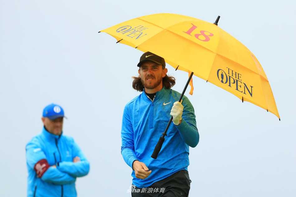 皇家伯克戴尔荣耀时刻:劳瑞捧起葡萄酒壶的辉煌征程 劳瑞在决赛轮中专注推杆的侧影,身体线条紧绷,目光如炬,果岭的起伏与远处的观众都化为他此刻世界的背景