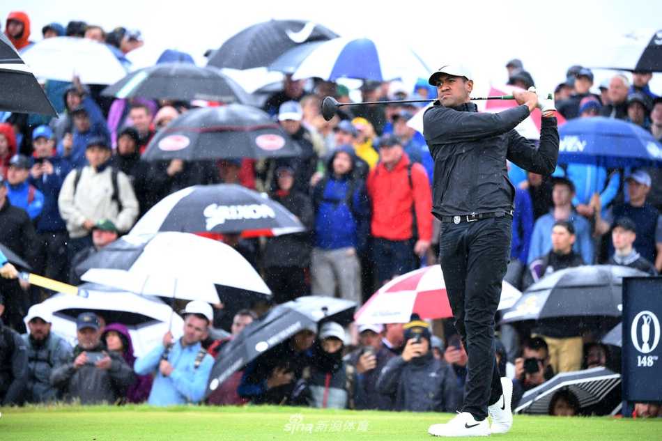 皇家伯克戴尔荣耀时刻:劳瑞捧起葡萄酒壶的辉煌征程 劳瑞高举古老的葡萄酒壶冠军奖杯向四方观众致意,彩带如雨般落下,他灿烂的笑容成为了今夜最闪耀的焦点